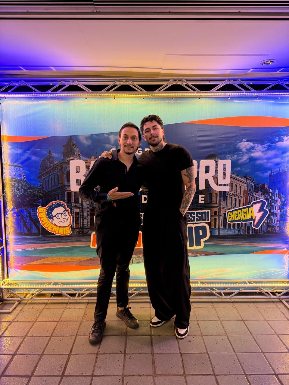 Mateus Santos com o barbeiro internacional Josh O.P.