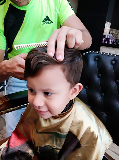 Criança sendo atendida na barbearia