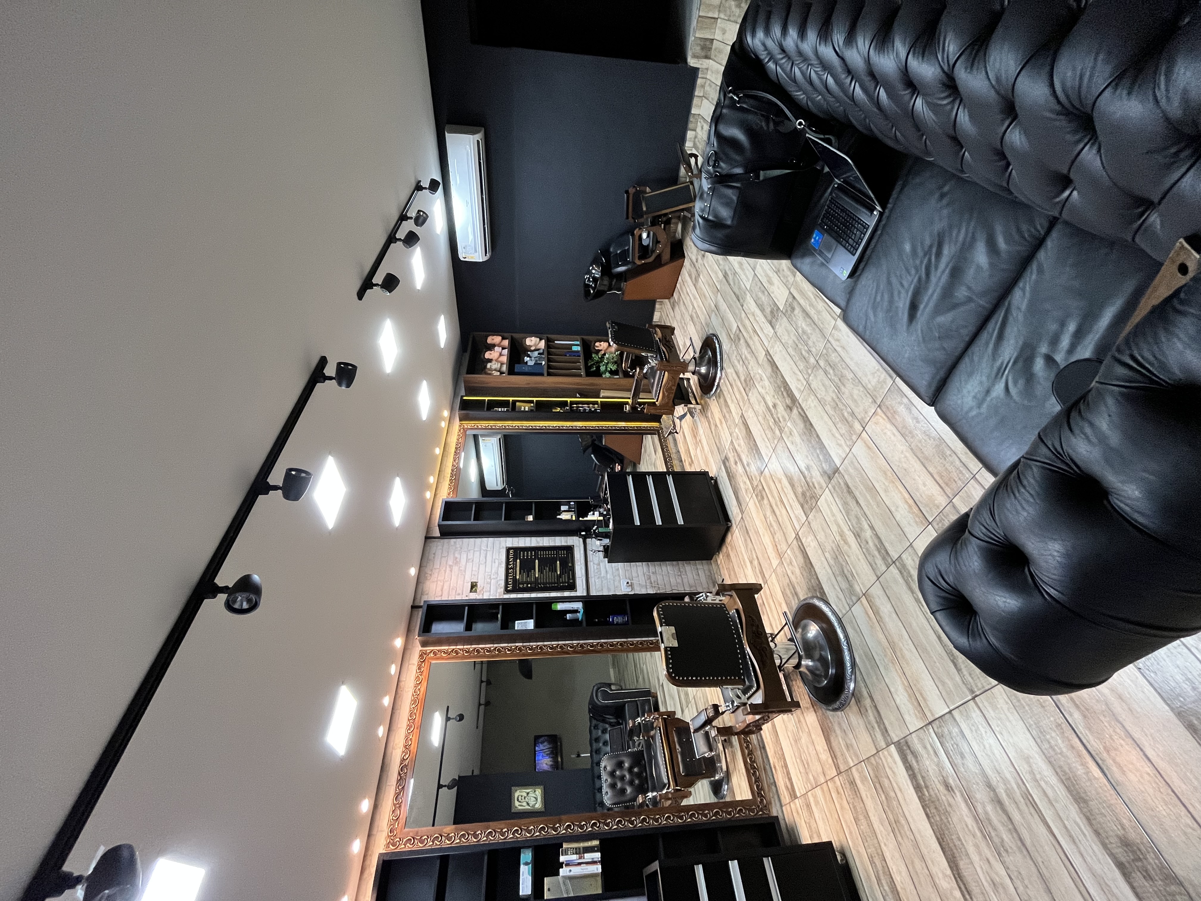 Área de espera com sofá da barbearia Mateus Santos