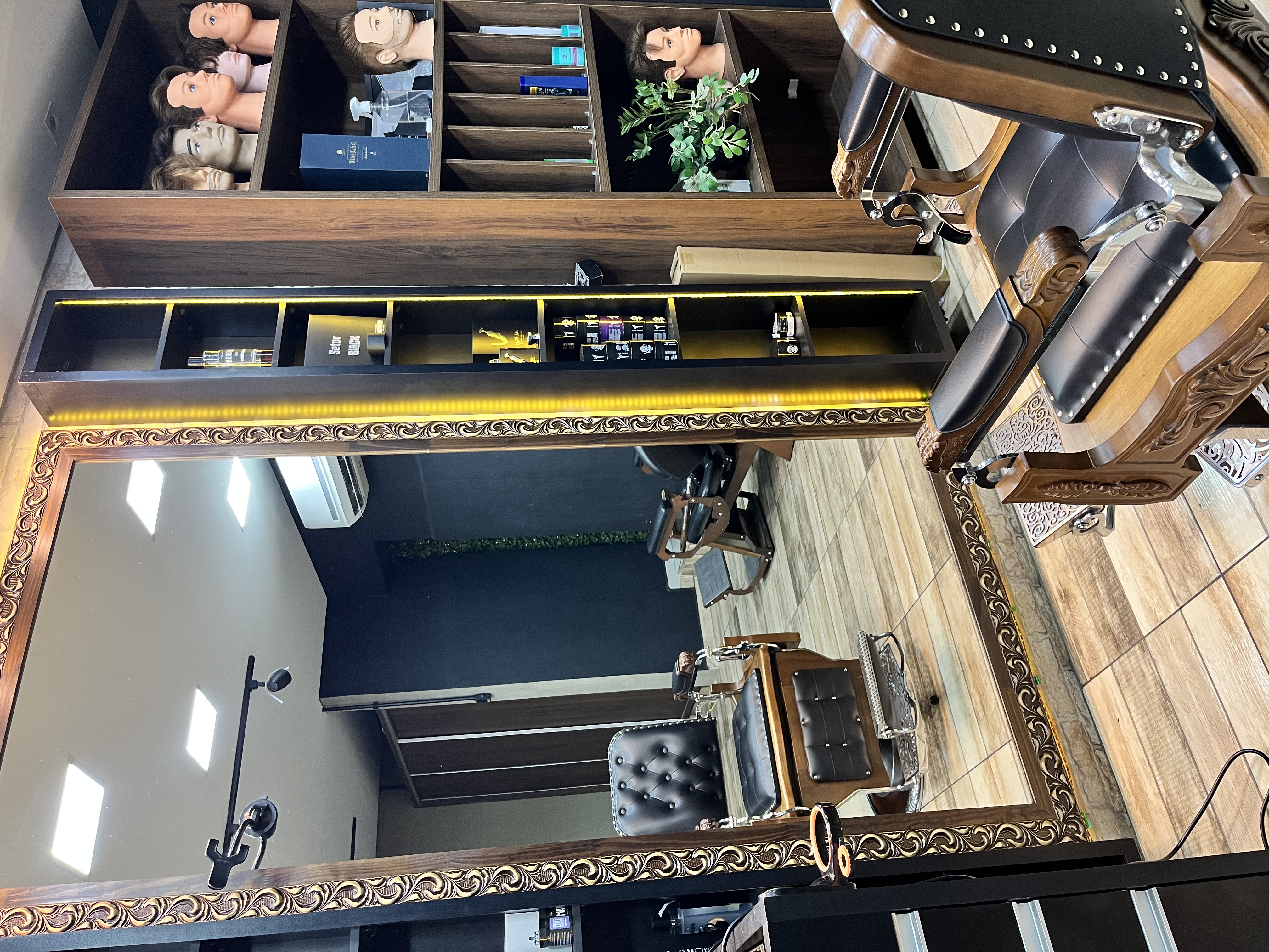 Bancada e prateleira de produtos da barbearia Mateus Santos